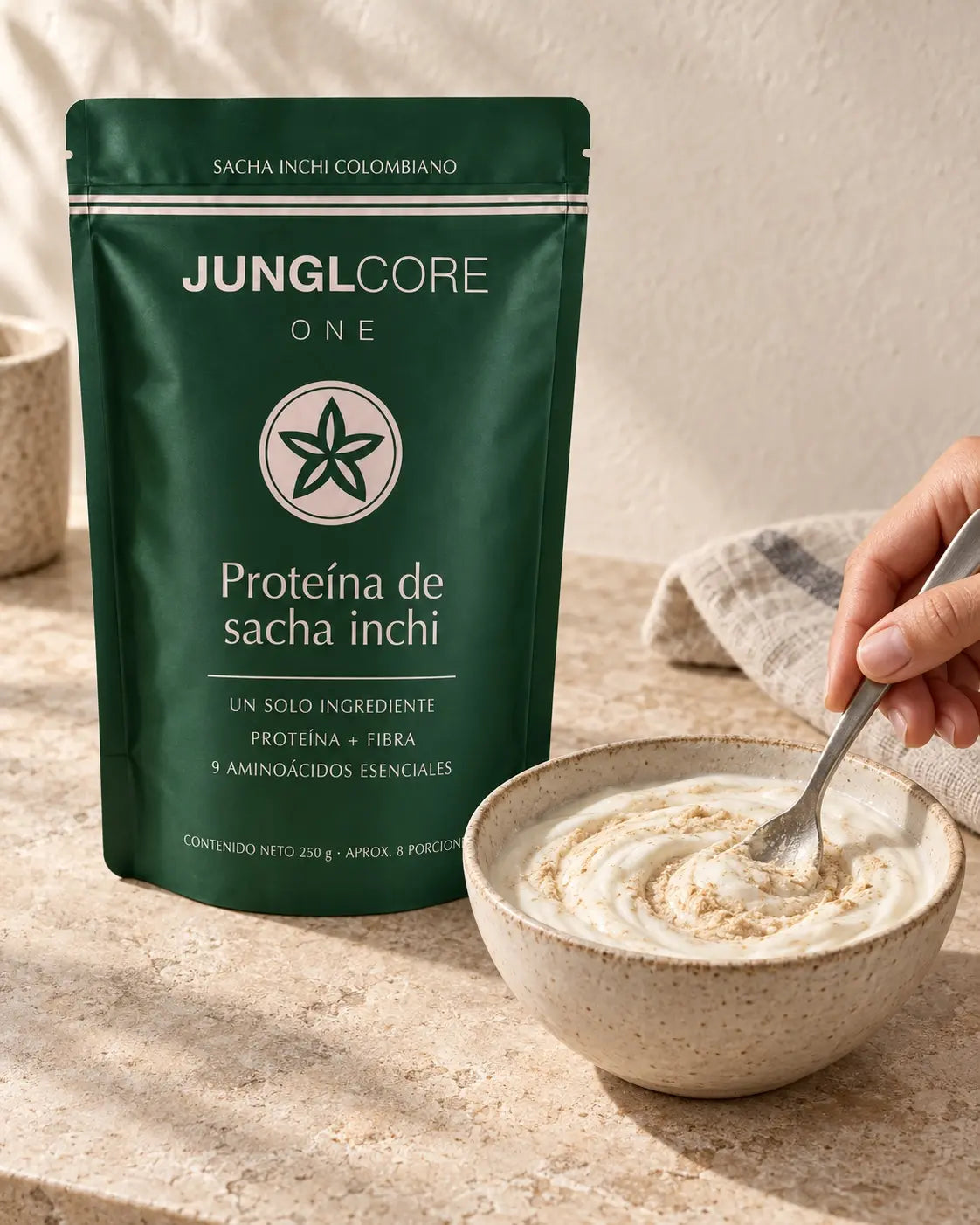 JUNGLCORE ONE junto a un bowl de yogur mientras una mano mezcla la proteína con una cuchara