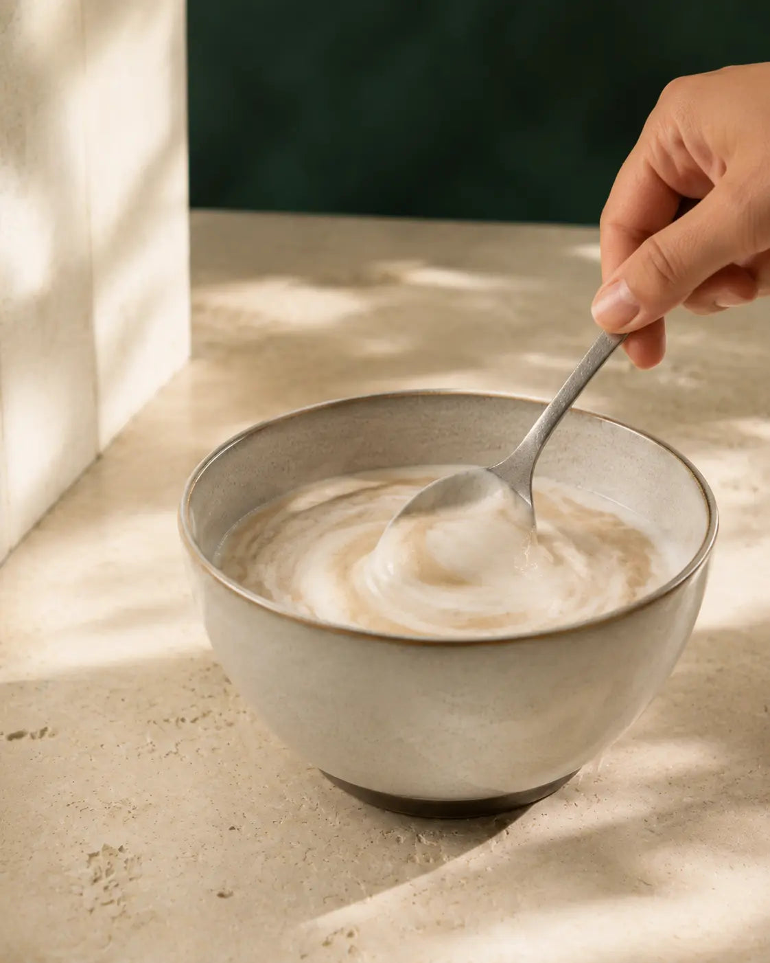 Una cuchara con ONE mezclado en yogur